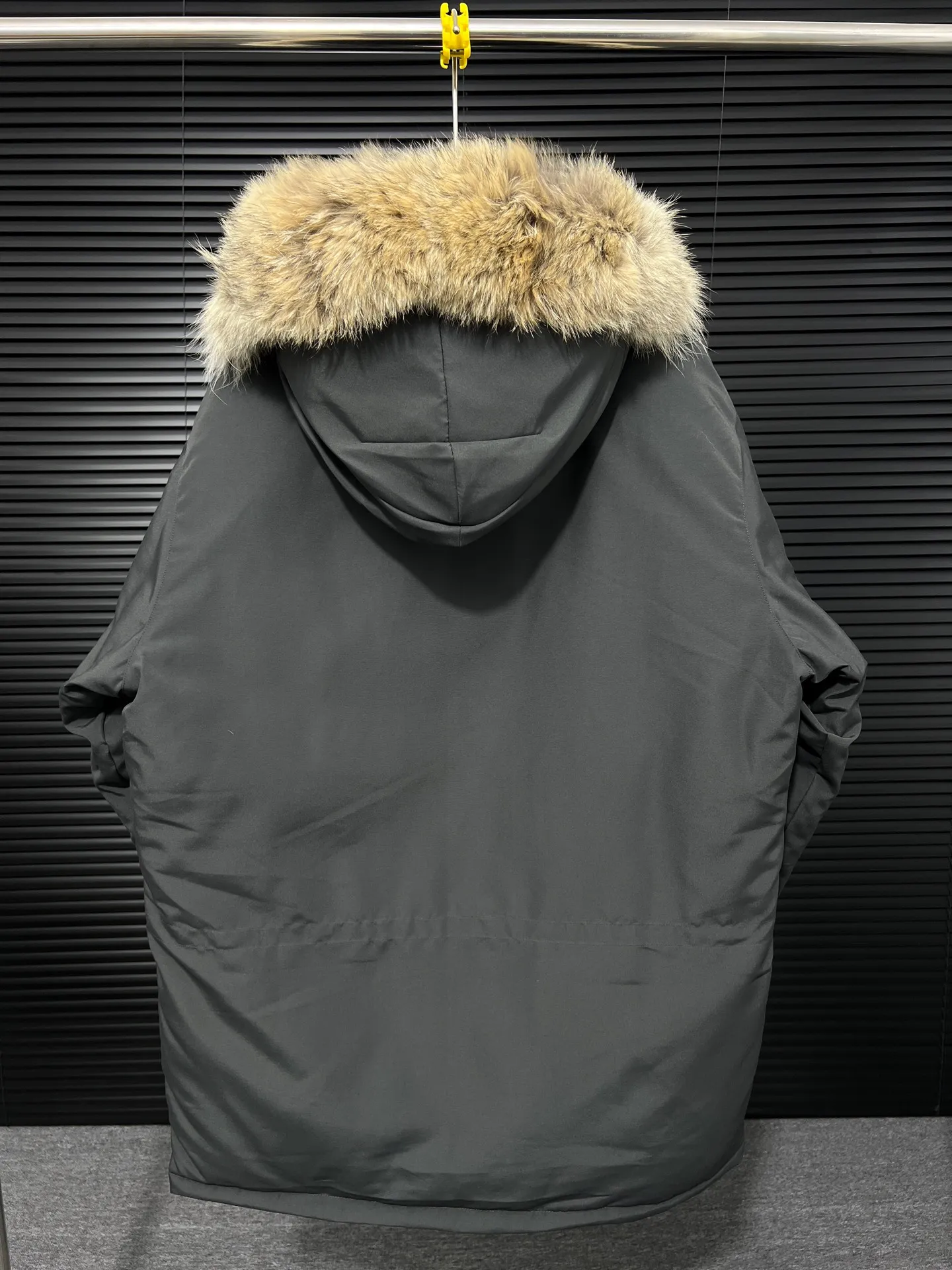 P780 🆕 Top original version, supports chip sensor with handbag 𝗖𝗮𝗻𝗮𝗱𝗮 𝗚𝗼𝘀𝗲 / 🇨🇦 Canada Goose 08 Down Jacket ⚠️ Partners who have been cooperating with us in the past few years know that no matter what is produced outside, our pure genuine trading company ships ❗️ After the test of time, we have received rave reviews. You can compare the market products with us. If you are not satisfied, you can return it at will. You are also welcome to come to ZG to see it and then come to my home to buy‼  1⃣️ The filling is 80% white duck down, with a weight of 500g. Regarding the down content, you can feel it with your hands. Good down has no embarrassment and can be called a walking duvet! 2⃣️ The fabric is made of Feather-Light 10D waterproof coating fabric, which is made of 84.5 polyester fiber and 15.5 cotton. The surface is treated with a special Teflon protective coating produced by DuPont to prevent wind and splash water, and makes the clothing anti-pollution and long-lasting new features! 3⃣️ One-piece seamless cuffs, 13cm official length, all seals are stamped, and all the inner liner is hemmed. The overcoat means sewing all the inner liner once. On the one hand, it is to prevent the velvet from running off, and on the other hand, it can keep the stiffness of the clothes! 4⃣️ Original Yoshida Kogyo Kabushikigaisha zipper, top-grade zinc alloy electroplated zipper with the highest specifications, using precise Japanese craftsmanship, raw materials and management methods. Each zipper can withstand 100,000+ openings and closings 5⃣️ The detachable fur collar is made of top-grade imported wolf fur, which is not comparable to the loose and soft raccoon fur and fake fur on the market. It is a natural Siberian coyote fur collar. The delicate and strong feel is the sense of life that comes from the erosion of wind and frost in nature. 6⃣️ Main logo double-thread 9-needle locking stranded embroidery, electronic digital automatic embroidery, maple leaves with sharp edges. Size: XS-XXL Color: black, off-white, graphite gray, sapphire blue Dark Blue Pink Azure Graphite Gray Black Label Shoulder Width Chest Sleeve Length Clothes Length Recommended Weight kg 67 87 80-90 2XL 58 136 69 89 90-105